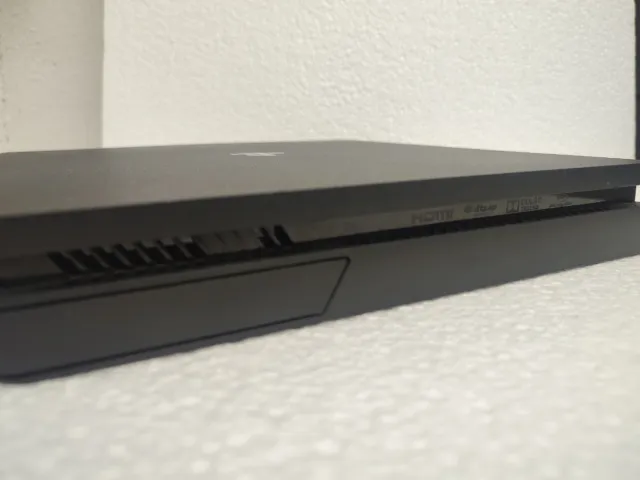 PS4 Slim 1TB + Mando Negro + FIFA 23