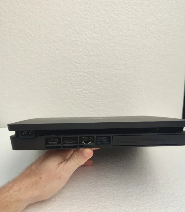 PS4 Slim 1TB + Mando Negro + FIFA 23