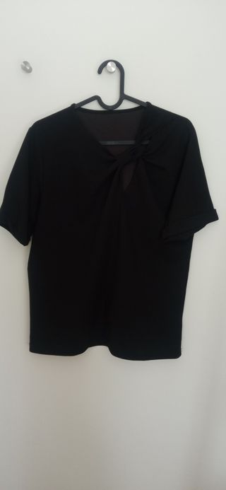 Top negro mujer manga corta detalle nudo en escote