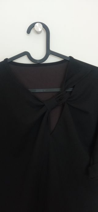 Top negro mujer manga corta detalle nudo en escote