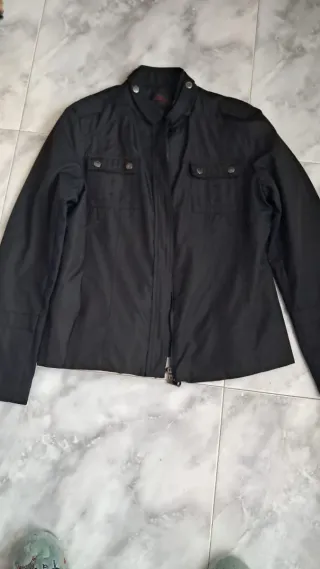 Cazadora mujer negra