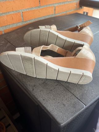 Sandalias Hispanitas doradas y plateadas