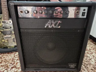 Guitarra Squier Stratocaster + Amplificador AXL