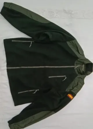 Polar verde militar con cremallera