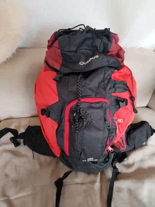 Mochila Quechua 40L Negra y Roja.