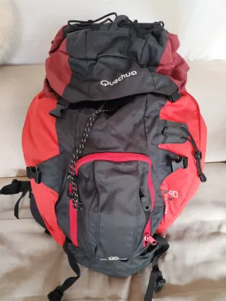 Mochila Quechua 40L Negra y Roja.