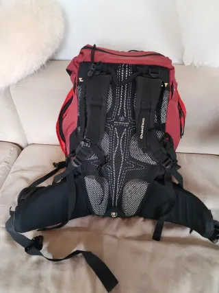 Mochila Quechua 40L Negra y Roja.