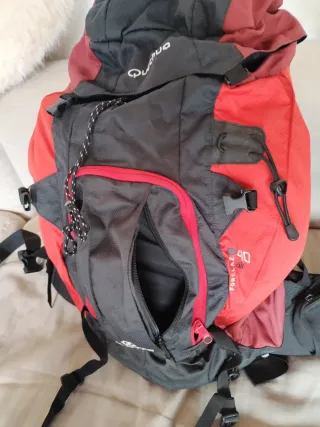 Mochila Quechua 40L Negra y Roja.