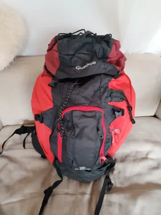 Mochila Quechua 40L Negra y Roja.
