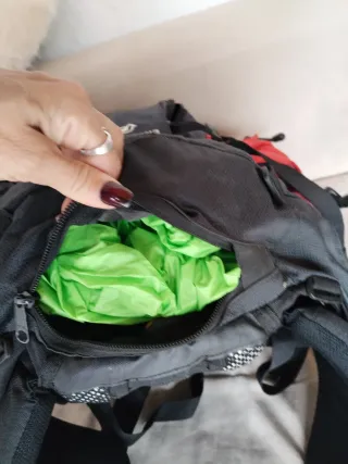 Mochila Quechua 40L Negra y Roja.