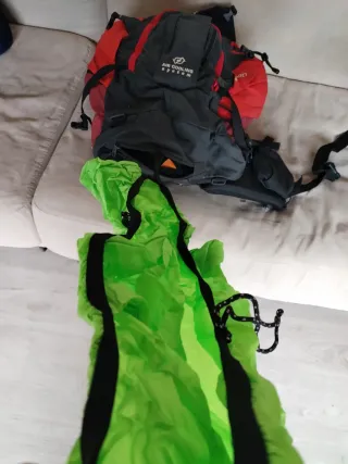 Mochila Quechua 40L Negra y Roja.