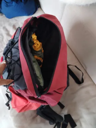 Mochila Quechua 40L Negra y Roja.