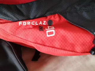 Mochila Quechua 40L Negra y Roja.