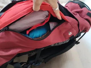 Mochila Quechua 40L Negra y Roja.