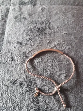 Pulsera Lotus ajustable plata chapada  y cordon.