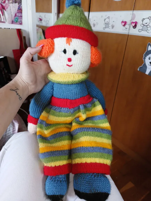 Pagliaccio di lana fatto a mano