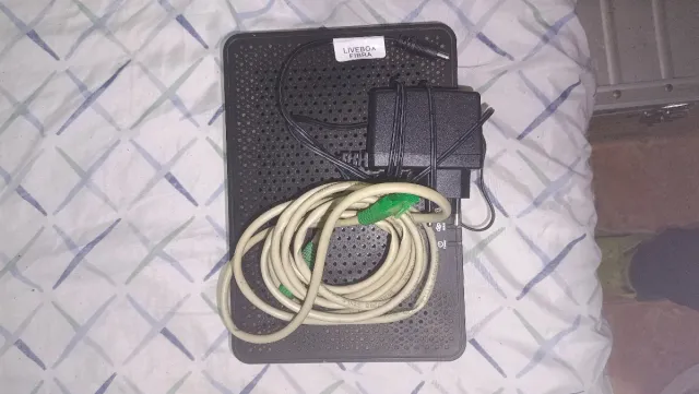 Router Fibra Óptica Livebox con cables