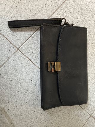 Cartera de piel negra con asa