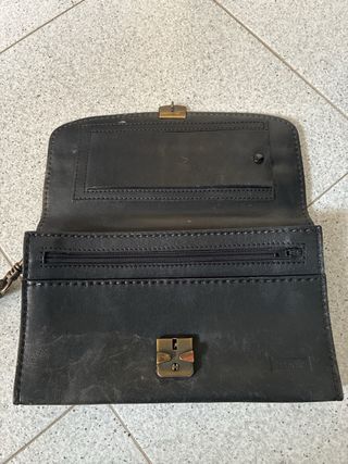 Cartera de piel negra con asa