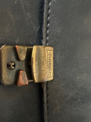 Cartera de piel negra con asa
