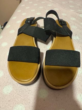Sandalias negras planas