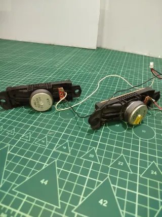 Pareja de altavoces rectangulares