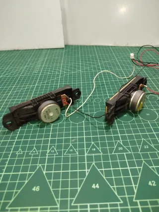 Pareja de altavoces rectangulares