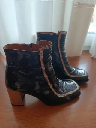 Botas de piel negras y doradas