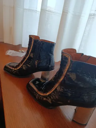 Botas de piel negras y doradas