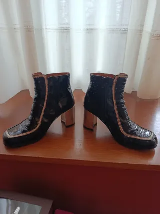 Botas de piel negras y doradas