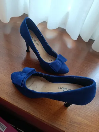 Botas de piel negras y doradas