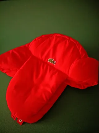 Gorro Lacoste auténtico rojo,tiene plástico Ideal