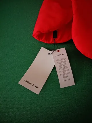 Gorro Lacoste auténtico rojo,tiene plástico Ideal