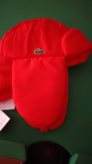 Gorro Lacoste auténtico rojo,tiene plástico Ideal
