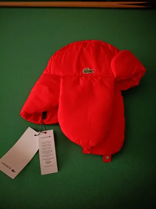 Gorro Lacoste auténtico rojo,tiene plástico Ideal