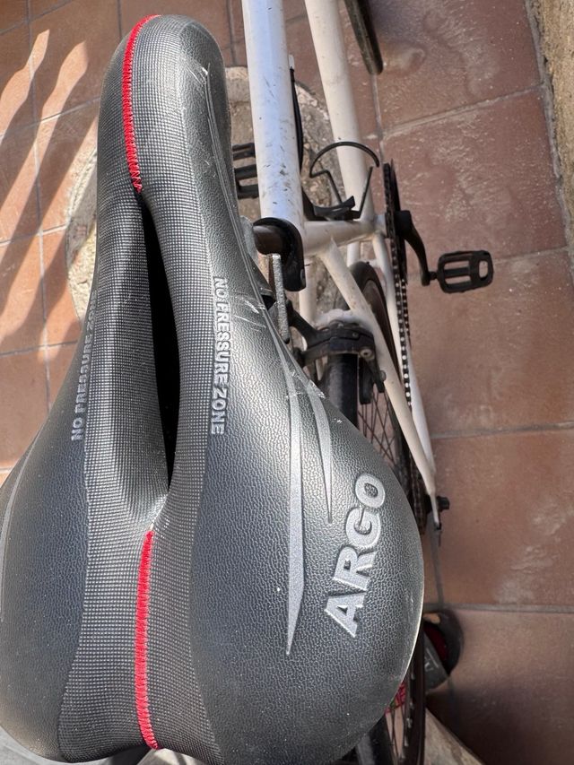 Bicicleta Fixie BTWIN 26 Buen Estado. sillín Argo.