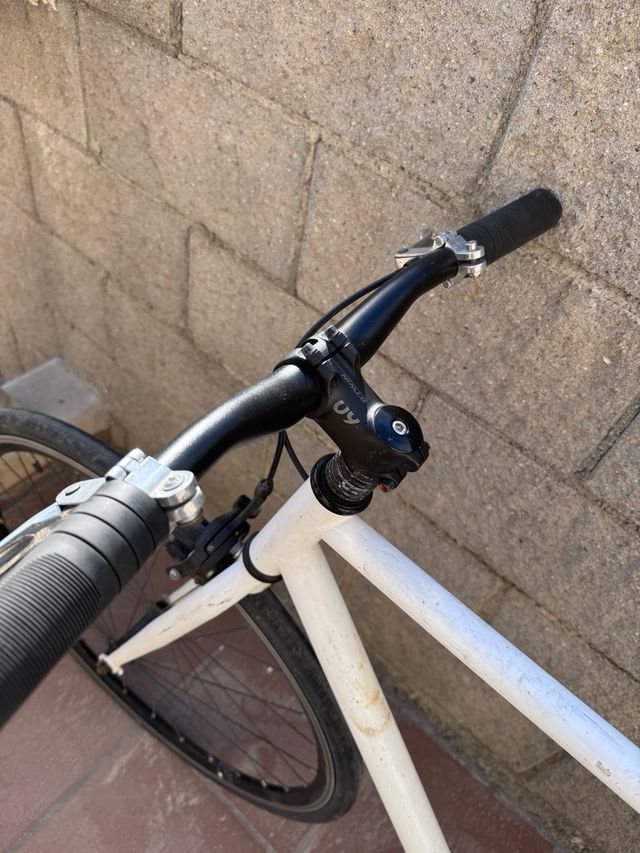 Bicicleta Fixie BTWIN 26 Buen Estado. sillín Argo.