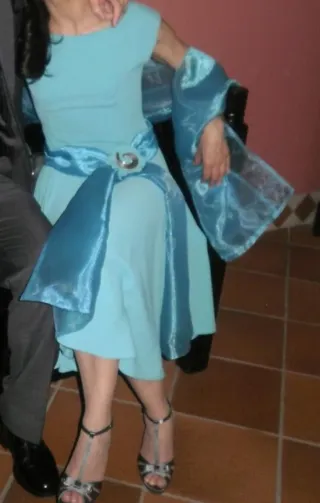 Vestido fiesta con chal