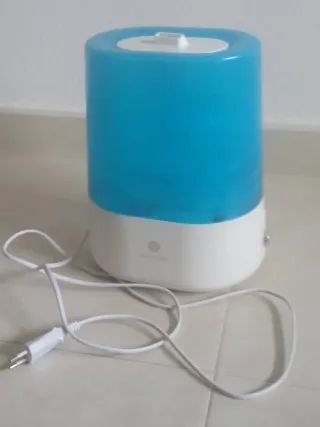 Humidificador azul y blanco