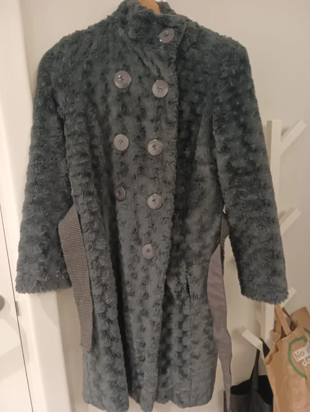 Abrigo pelo sintético gris marengo