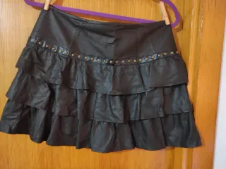 Falda cuero marrón volantes tachuelas