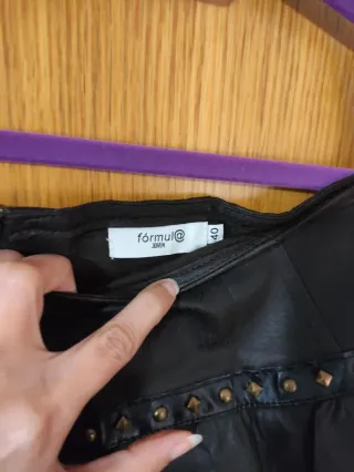 Falda cuero marrón volantes tachuelas