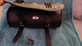 Baúl para moto custom con candado