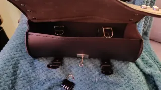 Baúl para moto custom con candado