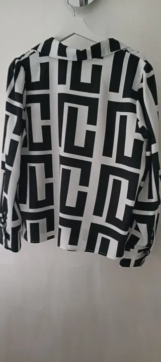 Blusa estampada blanco y negro