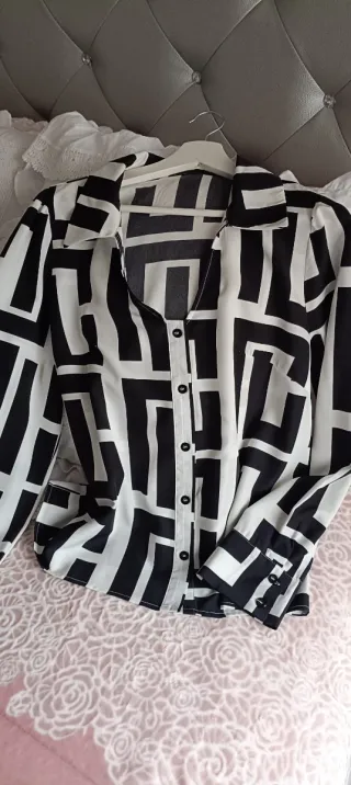 Blusa estampada blanco y negro