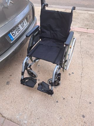 Silla de ruedas practicamente nueva