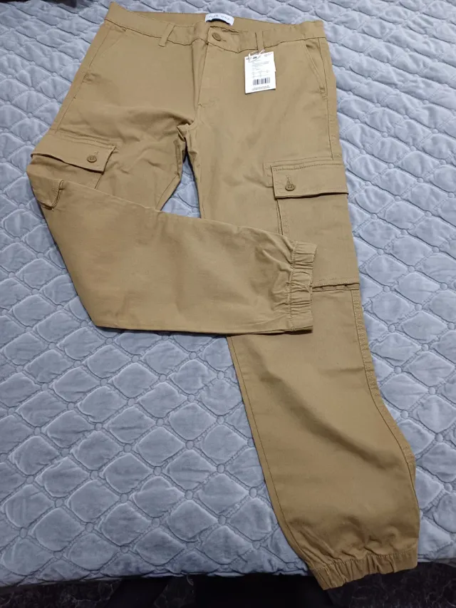 Pantalón cargo camel hombre