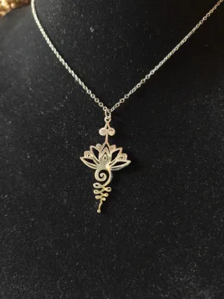 Colgante de acero plateado