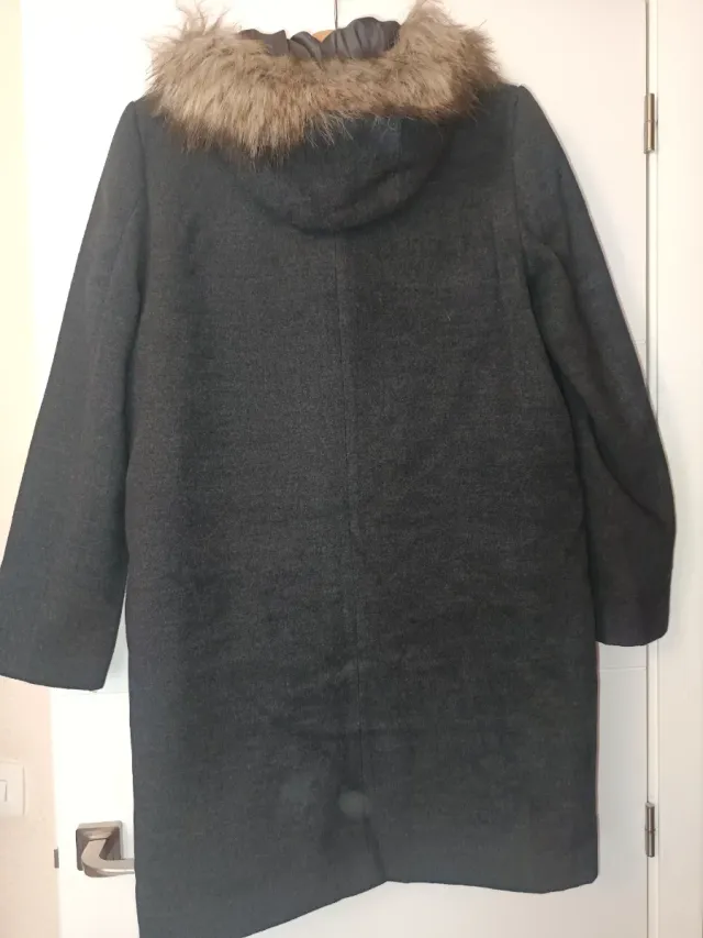 Abrigo Di Bye gris con capucha y pelo